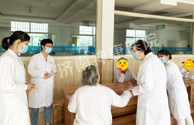 尊老 敬老 助老:济南神康医院重阳节慰问住院老人